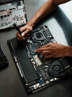 Techniker richtet ein Notebook neu ein – Neuinstallation bei PCWERK