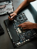 Techniker prüft ein Notebook mit dem Schraubendreher – Hardware-Check bei PCWERK