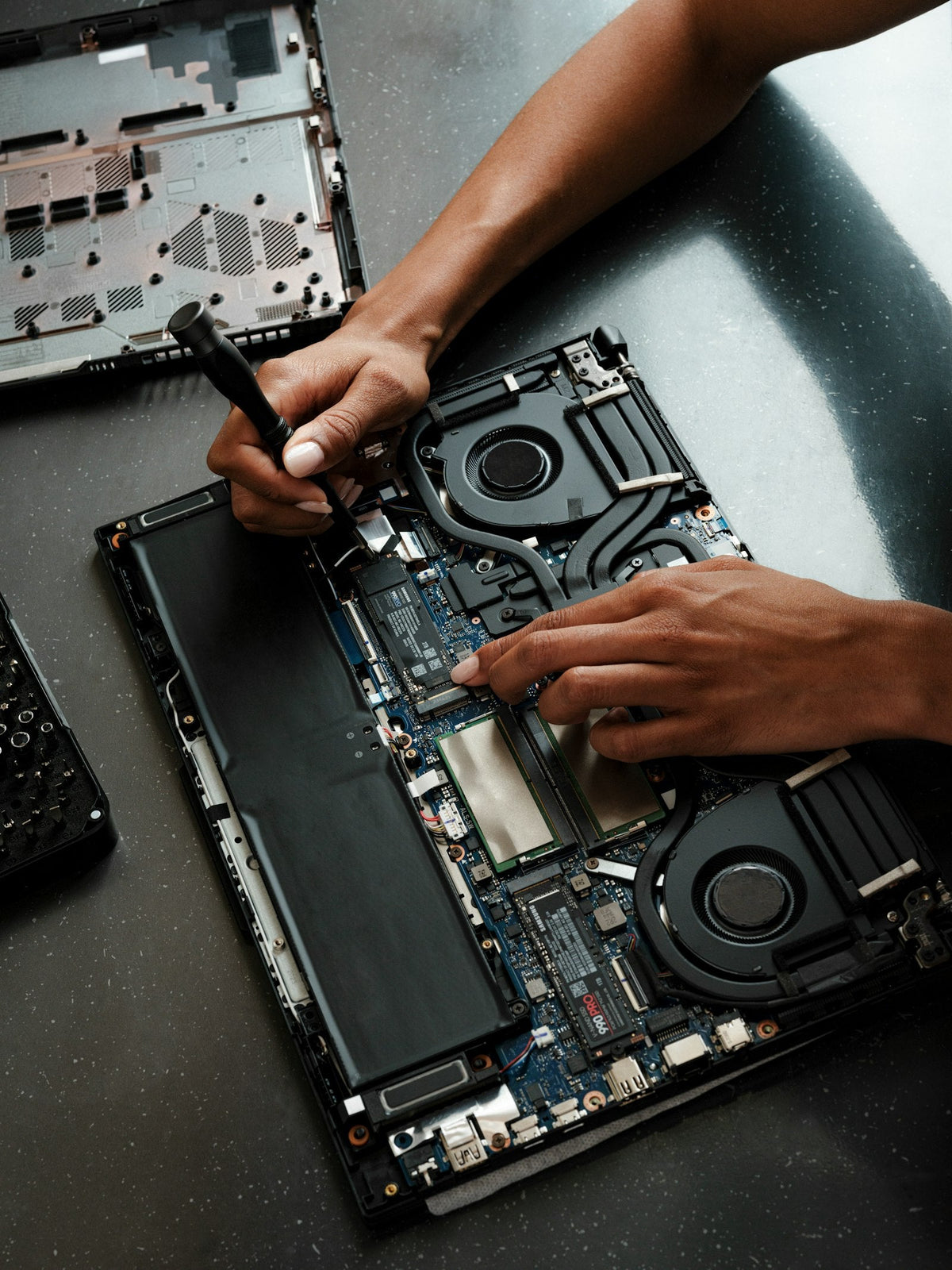 Techniker prüft ein Notebook mit dem Schraubendreher – Hardware-Check bei PCWERK